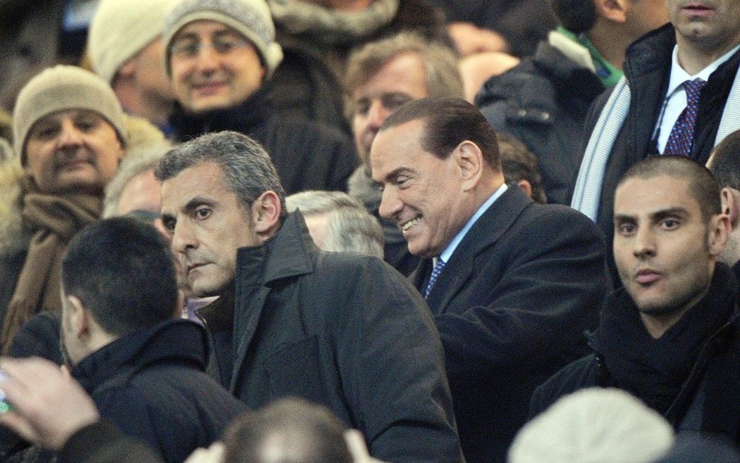 Šéf AC Milán Silvio Berlusconi nemohl v hledišti při prestižním milánském derby chybět