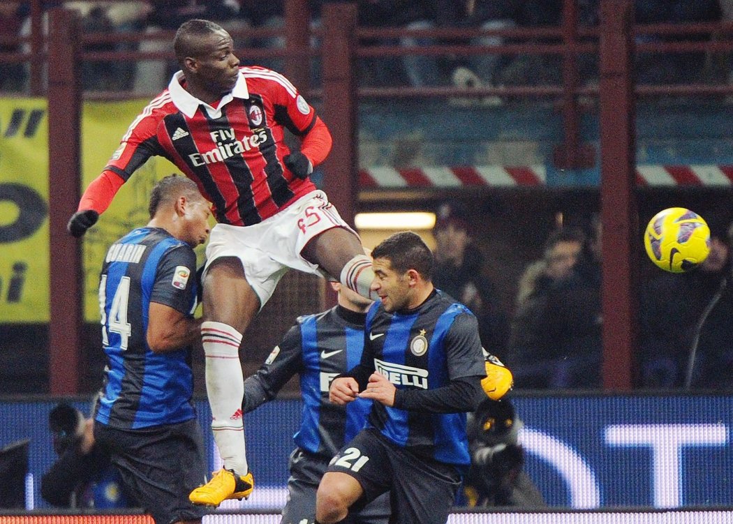 Útočník Mario Balotelli chodil do soubojů s hráči Interu hodně ostře, na úspěchu mu dost záleželo. Nakonec ale duel skončil nerozhodně 1:1