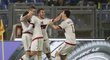 Radost fotbalistů AC Milán v utkání na hřišti AS Řím po gólu exsparťana Juraje Kucky.