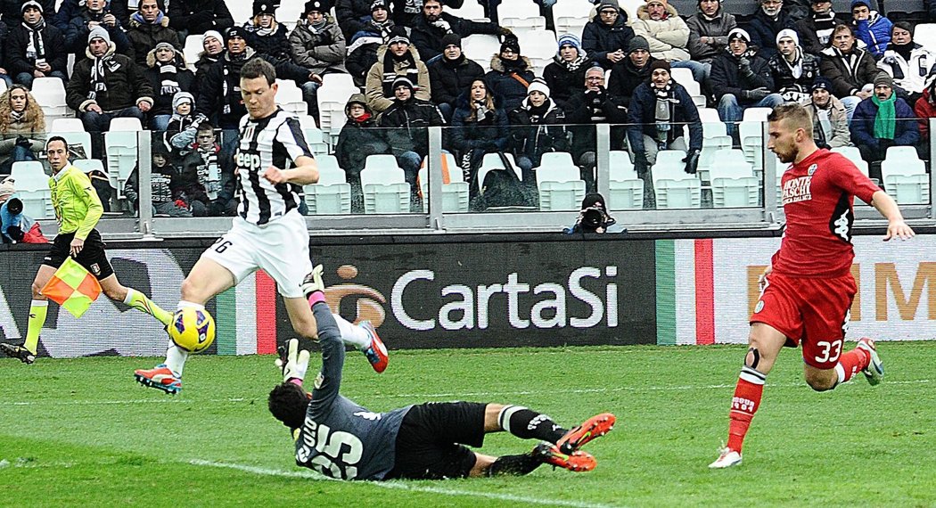 Gólman Sieny právě inkasuje první gól v duelu Serie A s Juventusem. Stará dáma vyhrála jasně 3:0