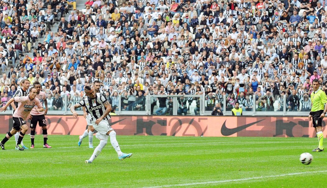 Fotbalisté Juventusu vyhráli nad Palermem gólem Vidala z penalty, což jim stačilo k zisku mistrovského titulu. Jásali hráči na trávníku i fanoušci v ochozech