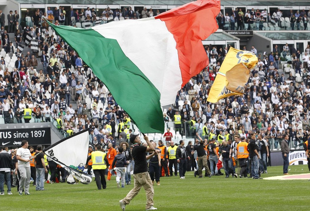 Fotbalisté Juventusu vyhráli nad Palermem gólem Vidala z penalty, což jim stačilo k zisku mistrovského titulu. Jásali hráči na trávníku i fanoušci v ochozech