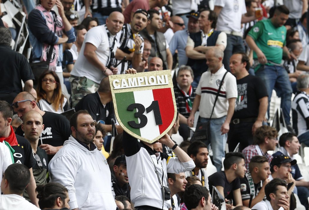 Fotbalisté Juventusu vyhráli nad Palermem gólem Vidala z penalty, což jim stačilo k zisku mistrovského titulu. Jásali hráči na trávníku i fanoušci v ochozech.