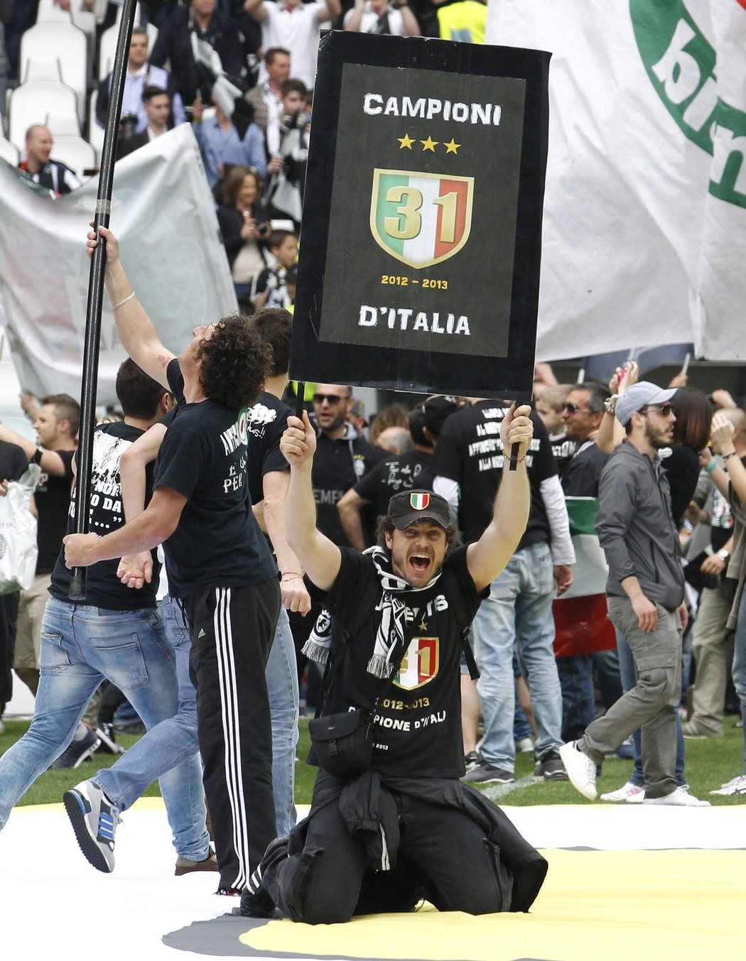 Turín je na nohou. Fotbalisté Juventusu slaví další mistrovský titul.