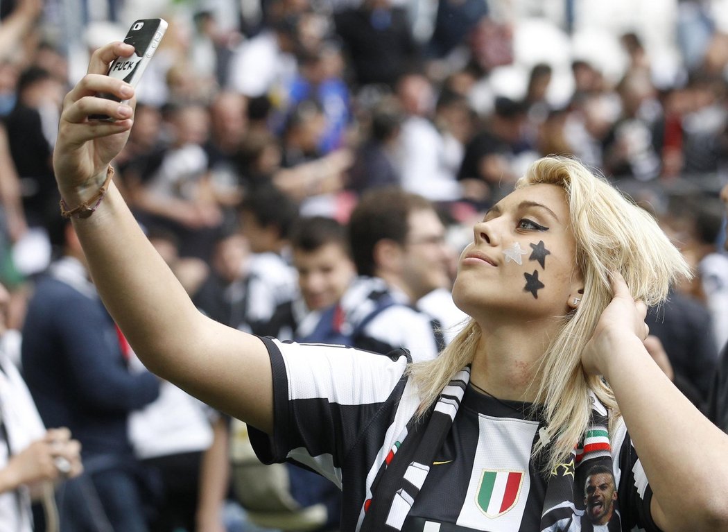 Turín je na nohou. Fotbalisté Juventusu slaví další mistrovský titul. Užívaly si i pohledné fanynky