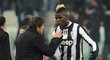 Záložník Juventusu Paul Pogba poslouchá pokyny, kterí mu uděluje trenér Staré dámy Antonio Conte