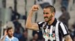 Leonardo Bonucci z Juventusu slaví výhru nad Laziem Řím v italské lize