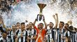 Fotbalisté Juventusu s pohárem pro vítěze Serie A.
