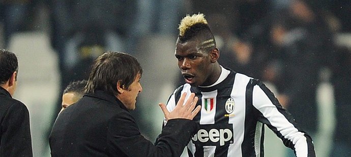 Záložník Juventusu Paul Pogba poslouchá pokyny, kterí mu uděluje trenér Staré dámy Antonio Conte