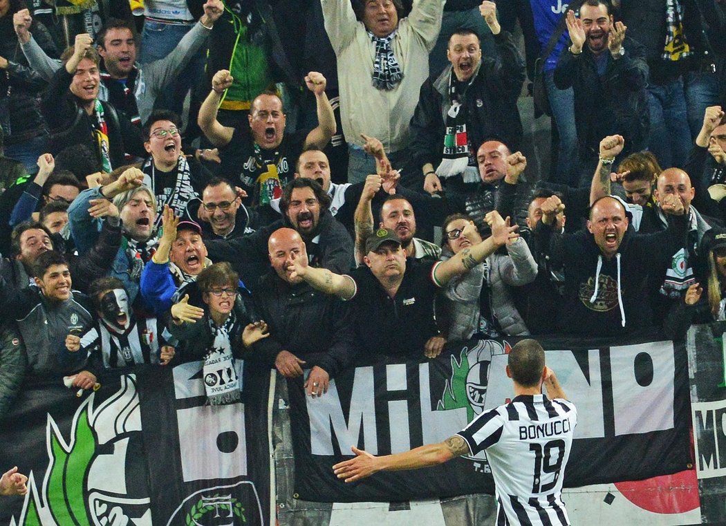 Fotbalisté Juventusu vyhráli ve šlágru italské ligy nad Laziem 2:0. Fanoušci &#34;Staré dámy&#34; si úspěch užívali.