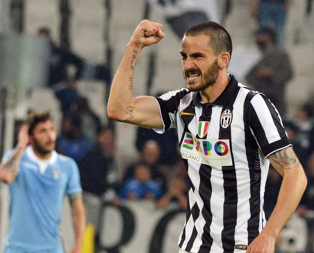 Leonardo Bonucci z Juventusu slaví výhru nad Laziem Řím v italské lize