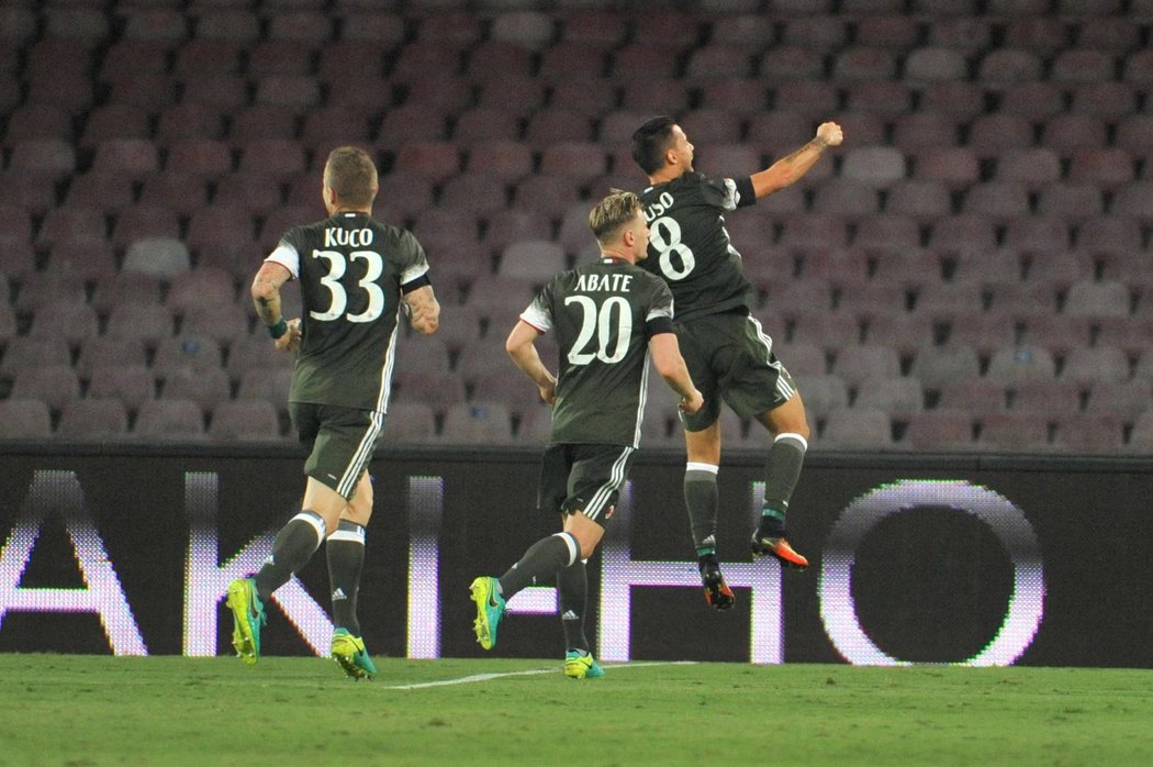 Dvě branky vstřelil AC Milán na hřišti v Neapoli, nakonec ale prohrál 2:4. Milánští dohrávali o devíti, jednu červenou kartu viděl i Slovák Juraj Kucka.