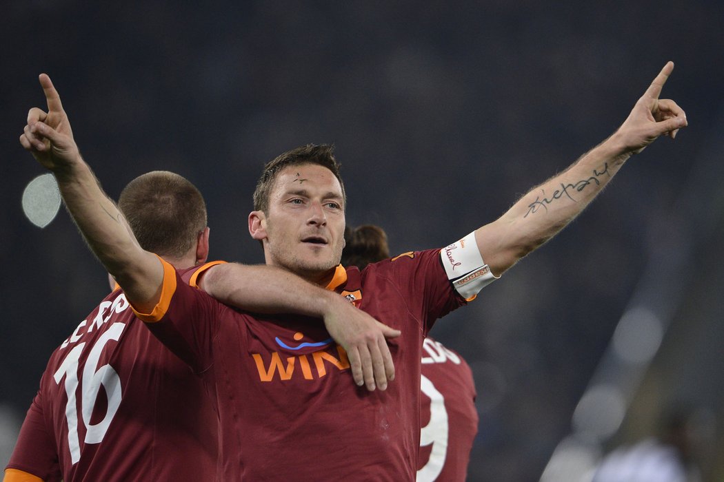 Francesco Totti je hrdinou AS Řím. Jeho gól znamenal výhru nad Juventusem