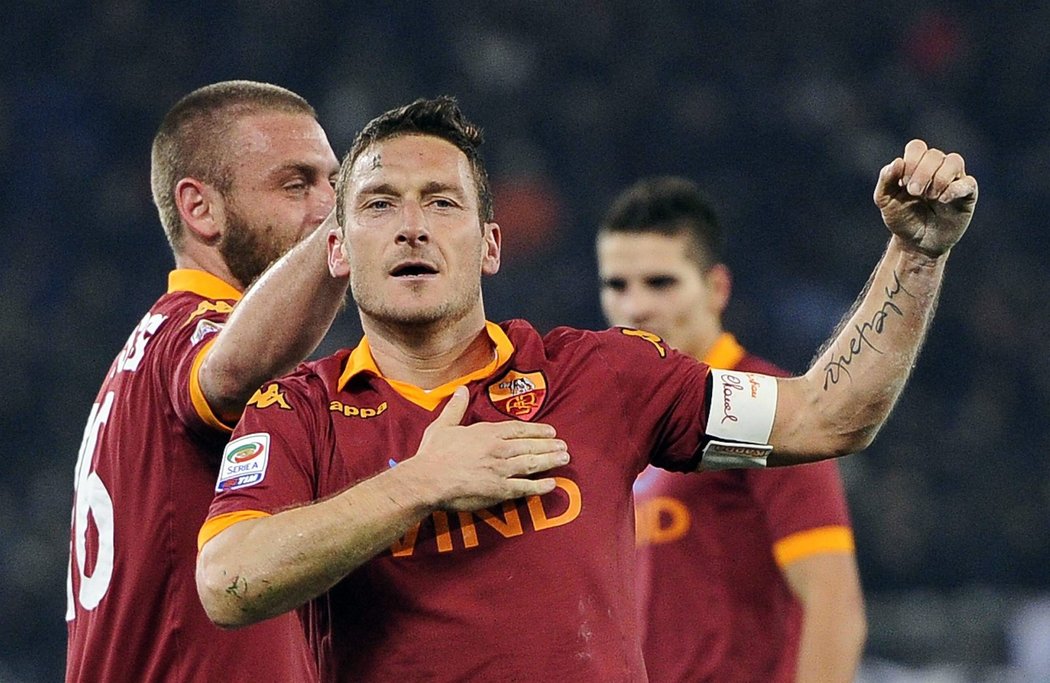 Francesco Totti je hrdinou AS Řím. Jeho gól znamenal výhru nad Juventusem