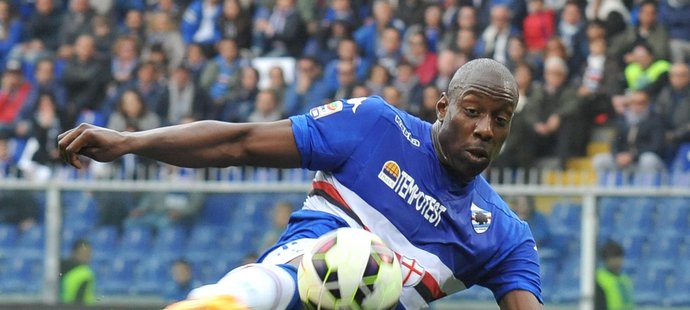 Stefano Okaka ze Sampdorie Janov odkopává míč v utkání italské ligy s Cesenou.