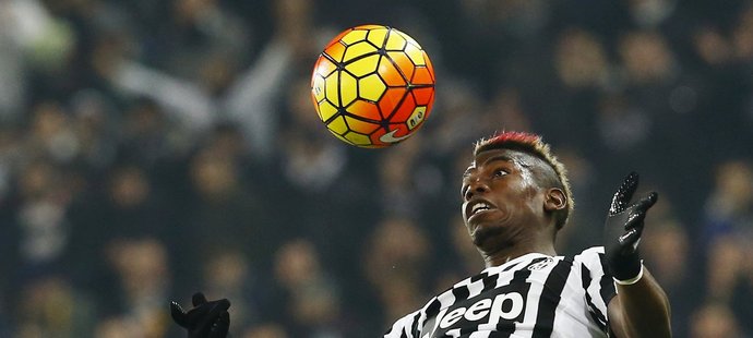 Fotbalista Juventusu Pogba se chystá hlavičkovat míč v utkání s Neapolí.
