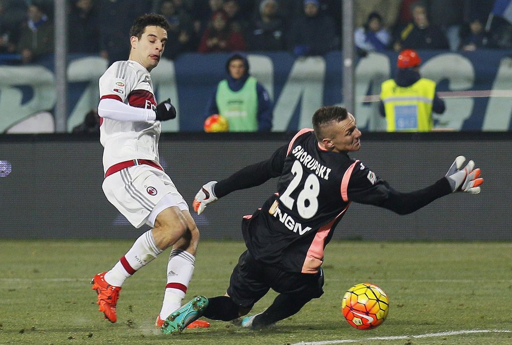 Giacomo Bonaventura z AC Milán střílí gól v utkání Serie A.