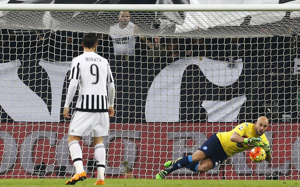 Juventus vyhrál v Serii A nad Neapolí 1:0 a připsal si patnáctou výhru v řadě. Ta jej posunula do čela ligy.