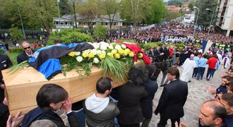 Slzy pro Morosiniho (†25). Na pohřeb dorazily tisíce fanoušků