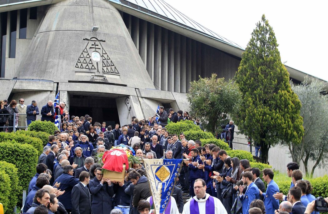 Při vynášení rakve z kostela se dočkal Piermario Morosini posledního potlesku od svých příznivců