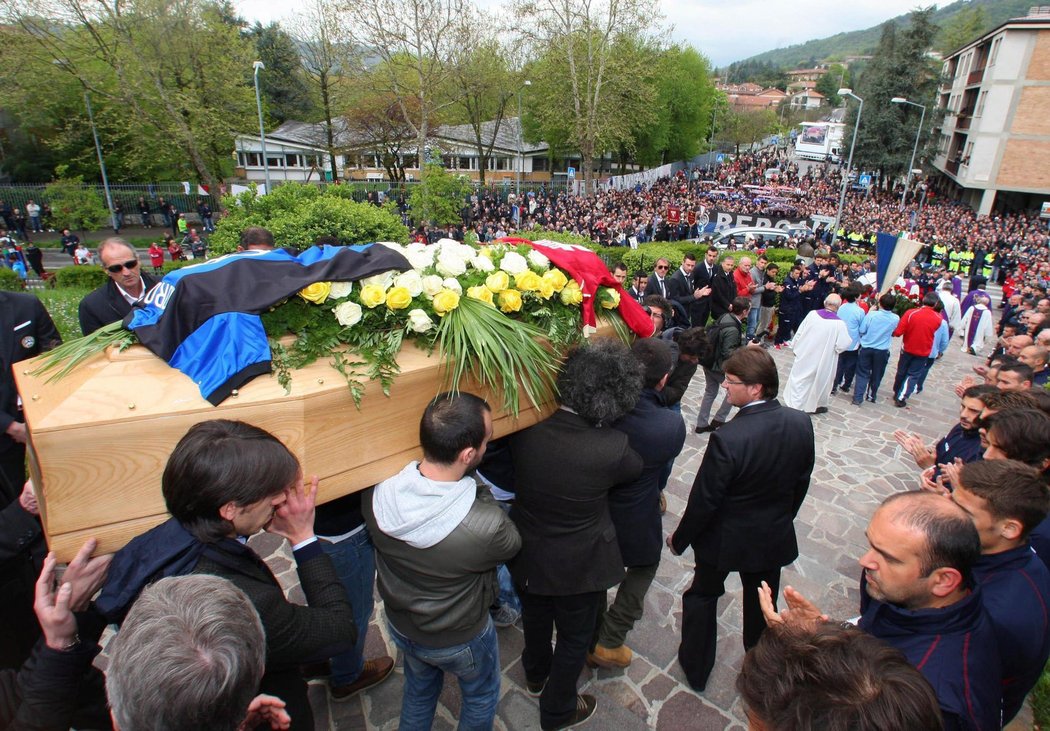 Přátelé zesnulého Piermaria Morosiniho vynáší rakev z kostela