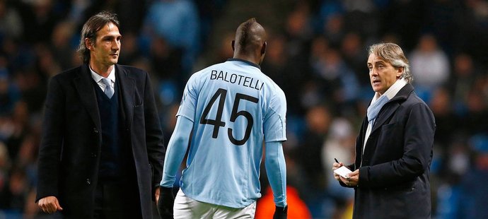 Mario Balotelli diskutuje před vystřídáním s trenérem Manchesteru City Robertem Mancinim