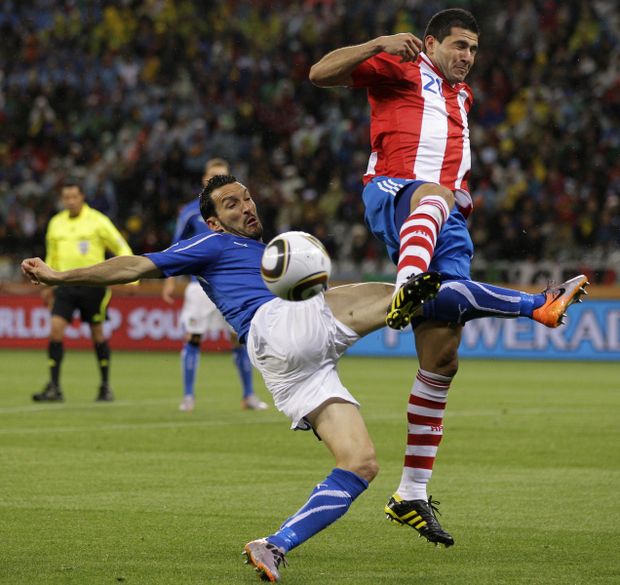 Di Natale marně dotírá na obránce Paraguaye Di Natale marně dotírá na obránce Paraguaye