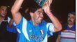 Nejdražší fotbalista světa dal nejchudšímu městu v Itálii pocit vlastní velikosti... Diego Maradano s mistrovským pohárem v roce 1990.