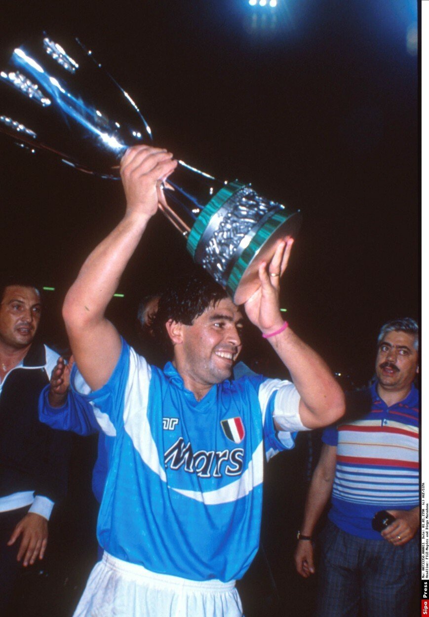 Nejdražší fotbalista světa dal nejchudšímu městu v Itálii pocit vlastní velikosti... Diego Maradano s mistrovským pohárem v roce 1990.