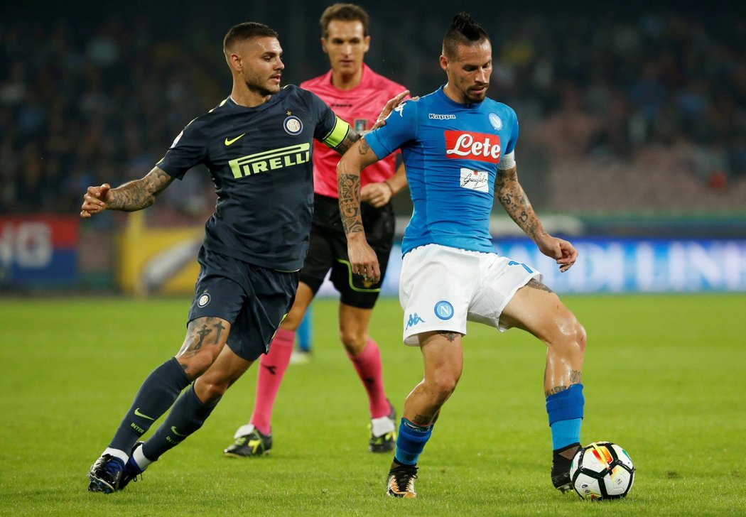 Mauro Icardi z Interu doráží na Marka Hamšíka z Neapole