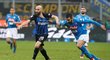 Stoper Neapole Raúl Albiol se snaží zastavit Borju Valera z Interu