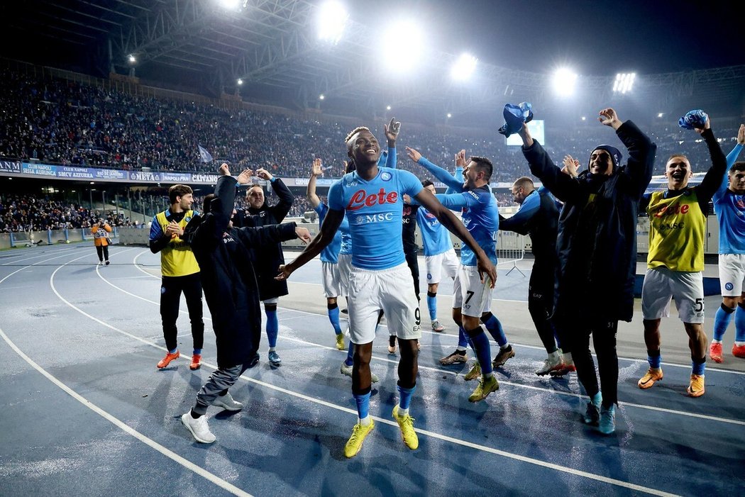 Fotbalisté Neapole slaví triumf nad Juventusem