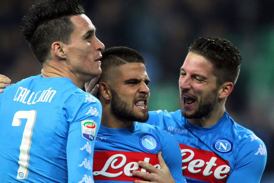 Fotbalisté Neapole se radují z gólu Lorenza Insigneho v zápase proti Udine
