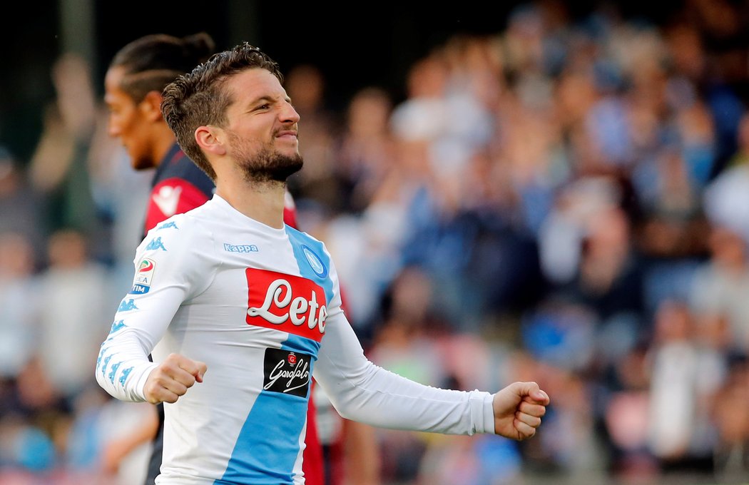 Dries Mertens z Neapole slaví gól do sítě Cagliari