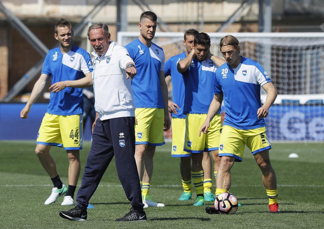 Trenér Zdeněk Zeman s hráči své Pescary před zápasem v Empoli