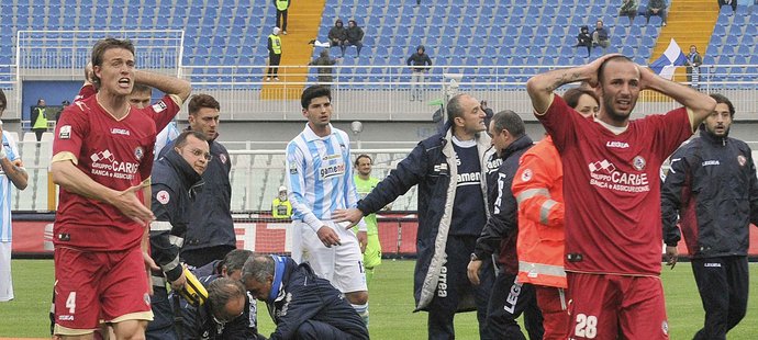 Zoufalí fotbalisté Livorna čekají, zda se podaří zachránit jejich spoluhráče Piermaria Morosiniho