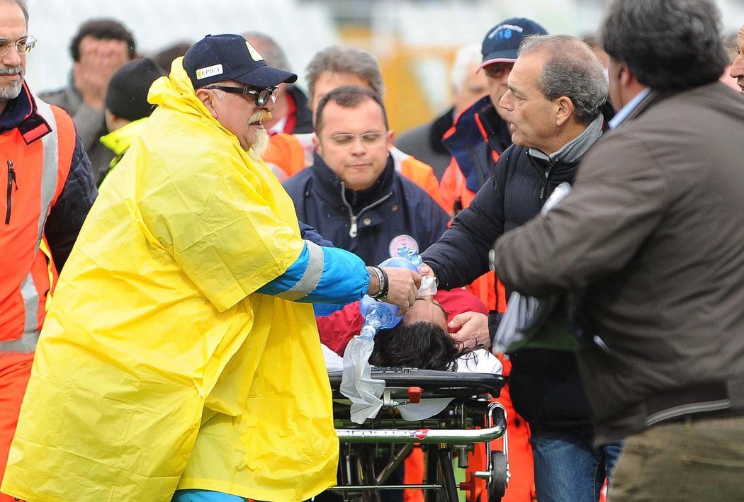 Záchranáři vezou Piermaria Morosiniho do sanitky