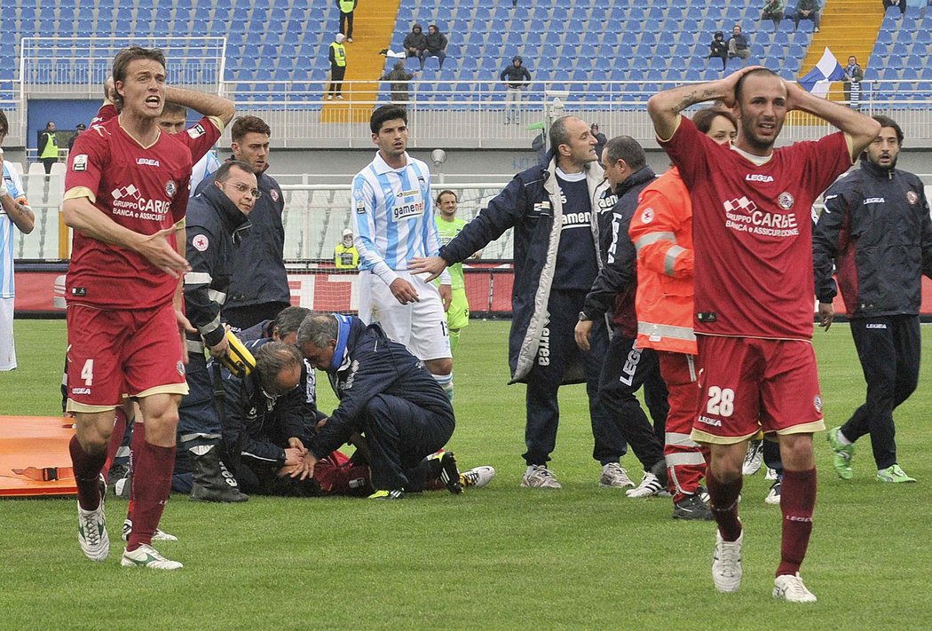 Zoufalí fotbalisté Livorna čekají, zda se podaří zachránit jejich spoluhráče Piermaria Morosiniho
