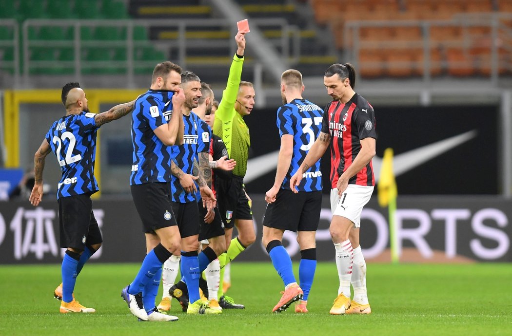 Zlatan Ibrahimovic byl vyloučen ve čtvrtfinále Italského poháru proti Interu