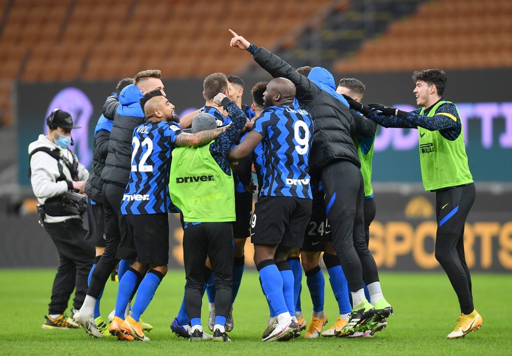 Fotbalisté Interu Milán postoupili přes městského rivala AC do semifinále Italského poháru