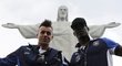 Italští fotbaloví reprezentati Mario Balotelli (vpravo) a Stephan El Shaarawy si vyrazili v Riu na procházku k soše Krista Spasitele na hoře Corcovado