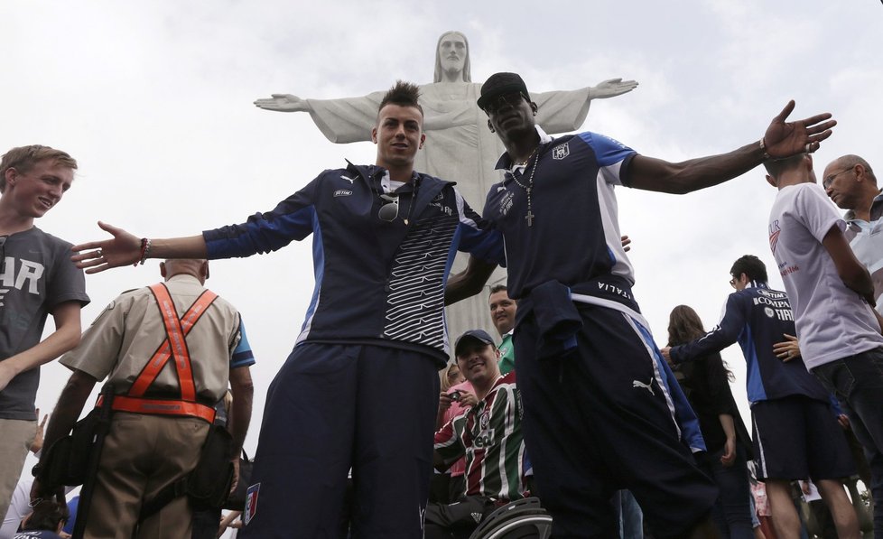 Italští fotbaloví reprezentati Mario Balotelli (vpravo) a Stephan El Shaarawy si vyrazili v Riu na procházku k soše Krista Spasitele na hoře Corcovado