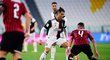 Cristiano Ronaldo z Juventusu se snaží obelstít Ismaela Bennacera z AC Milán