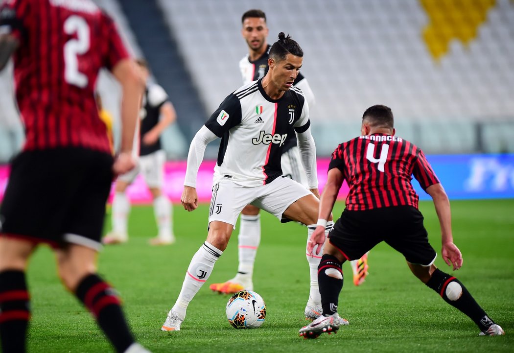 Cristiano Ronaldo z Juventusu se snaží obelstít Ismaela Bennacera z AC Milán
