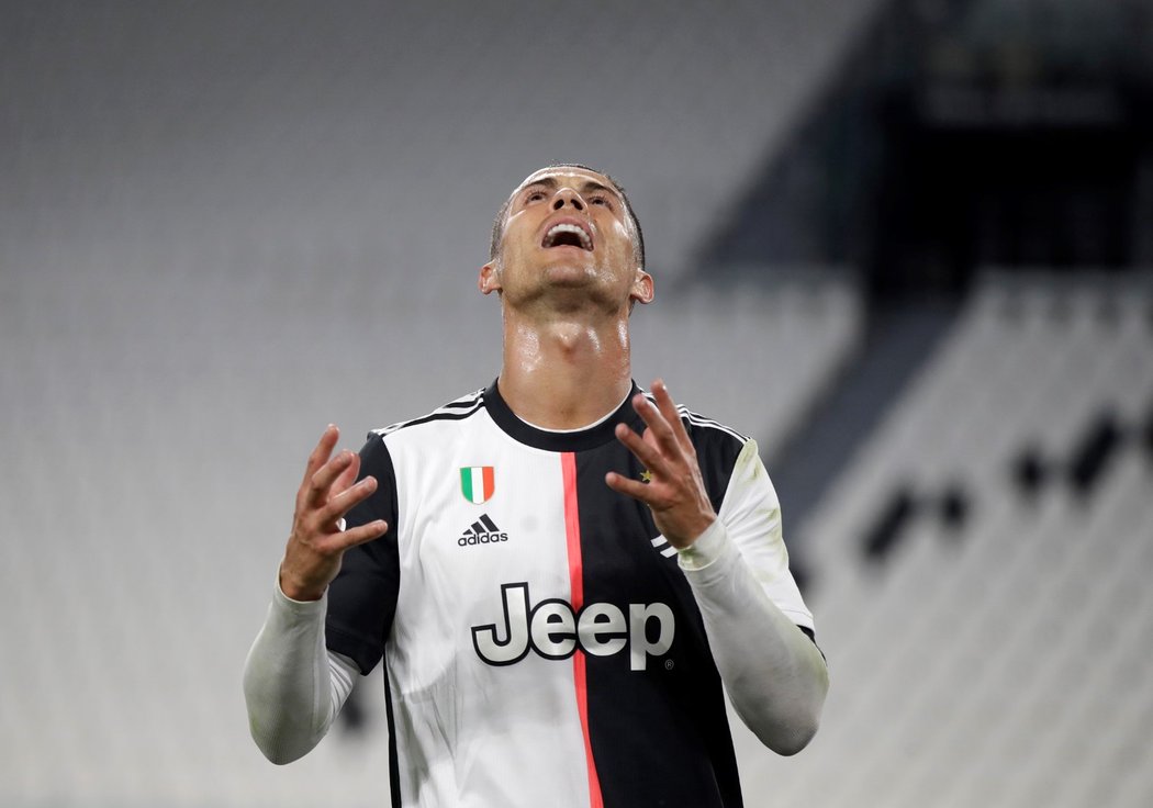 Cristiano Ronaldo poté, co neproměnil pokutový kop proti AC Milán