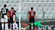 Brankář AC Milán Gianluigi Donnarumma lehce lízl penaltový pokus Cristiana Ronalda a míč skončil na tyči