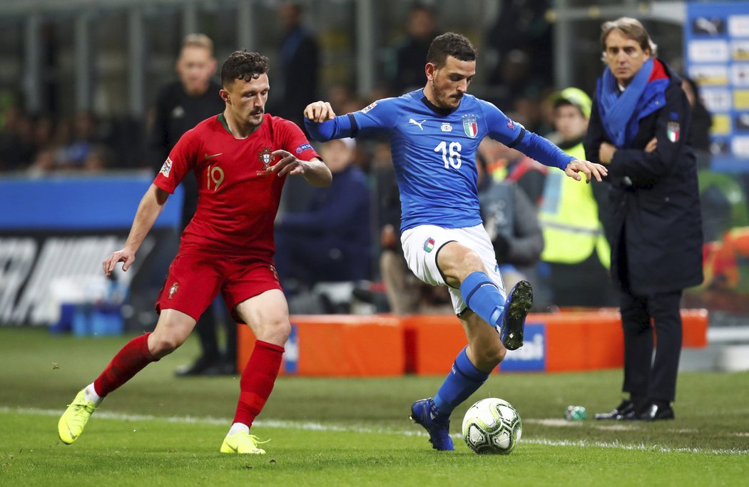 Ital Alessandro Florenzi v souboji s Portugalcem Mario Ruiem