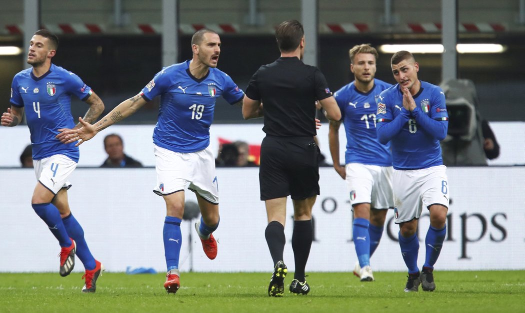 Některé výroky nizozemského sudího Makkelieho se italským hráčům příliš nezdály
