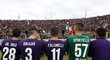 Dojatí hráči Fiorentiny děkují fanouškům po výhře nad Beneventem, která se nesla v duchu vzpomínek na Davide Astoriho