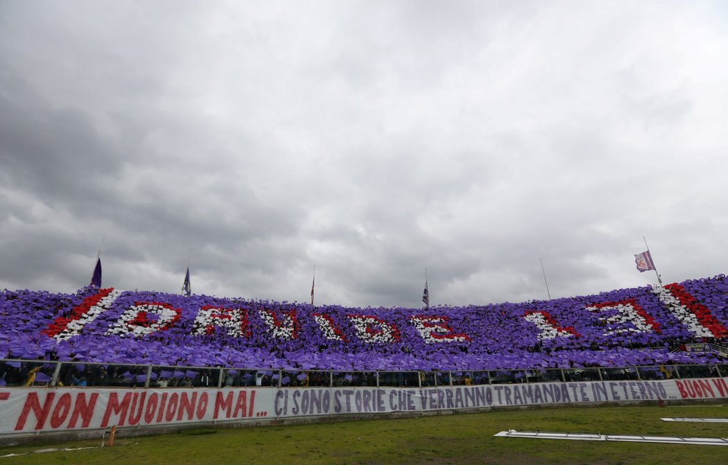 Úžasné choreo fanoušků Fiorentiny, kteří uctili památku Davide Astoriho